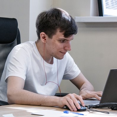 Студент на индивидуальном обучении программированию во время отработки задачи на компьютере.