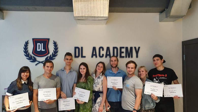 Общее фото одного из выпусков школы программирования DL Academy вместе с наставниками. 